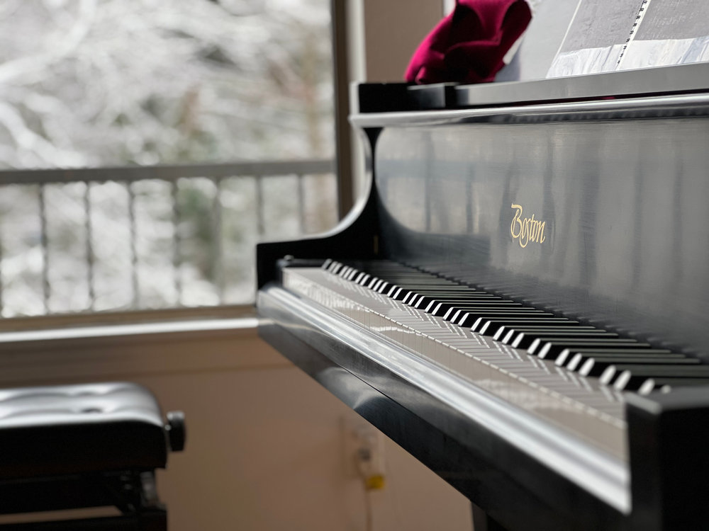 窓辺のグランドピアノ / A grand piano by the window